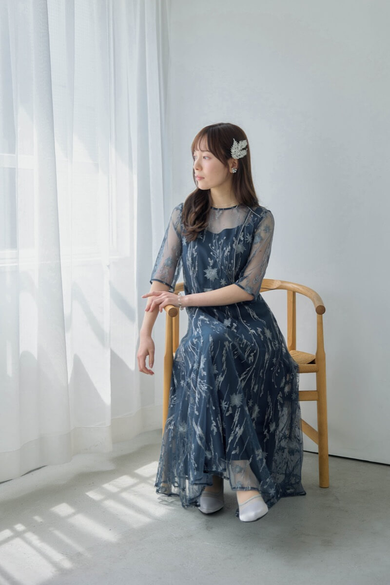 ブルーのフラワーチュールドレスの商品画像1