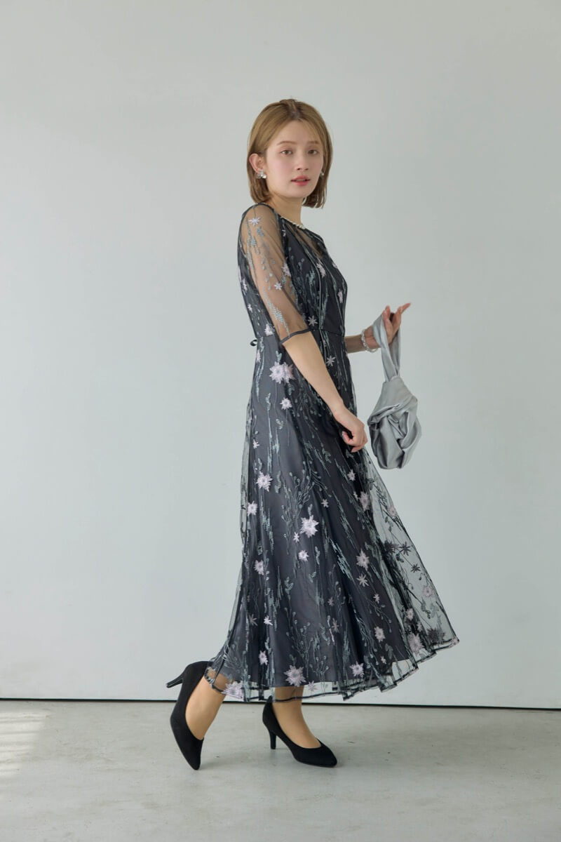 ブラックのフラワーチュールドレス