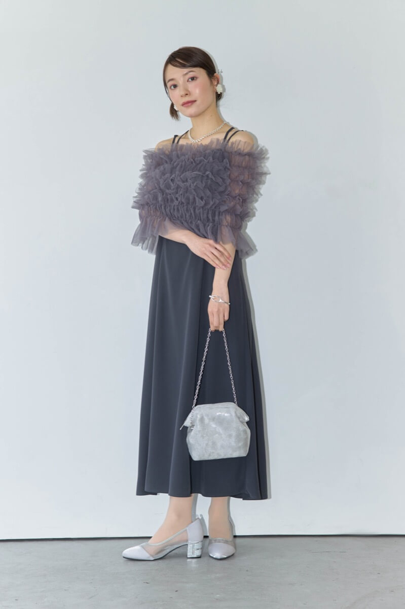 ダークグレーのシャーリングチュールトップス付きドレス