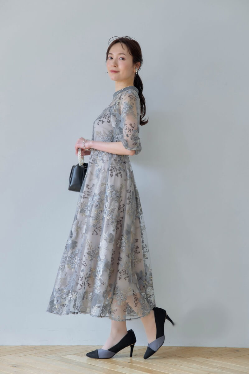 ブルーのフラワーエンブロイダリードレスの商品画像11