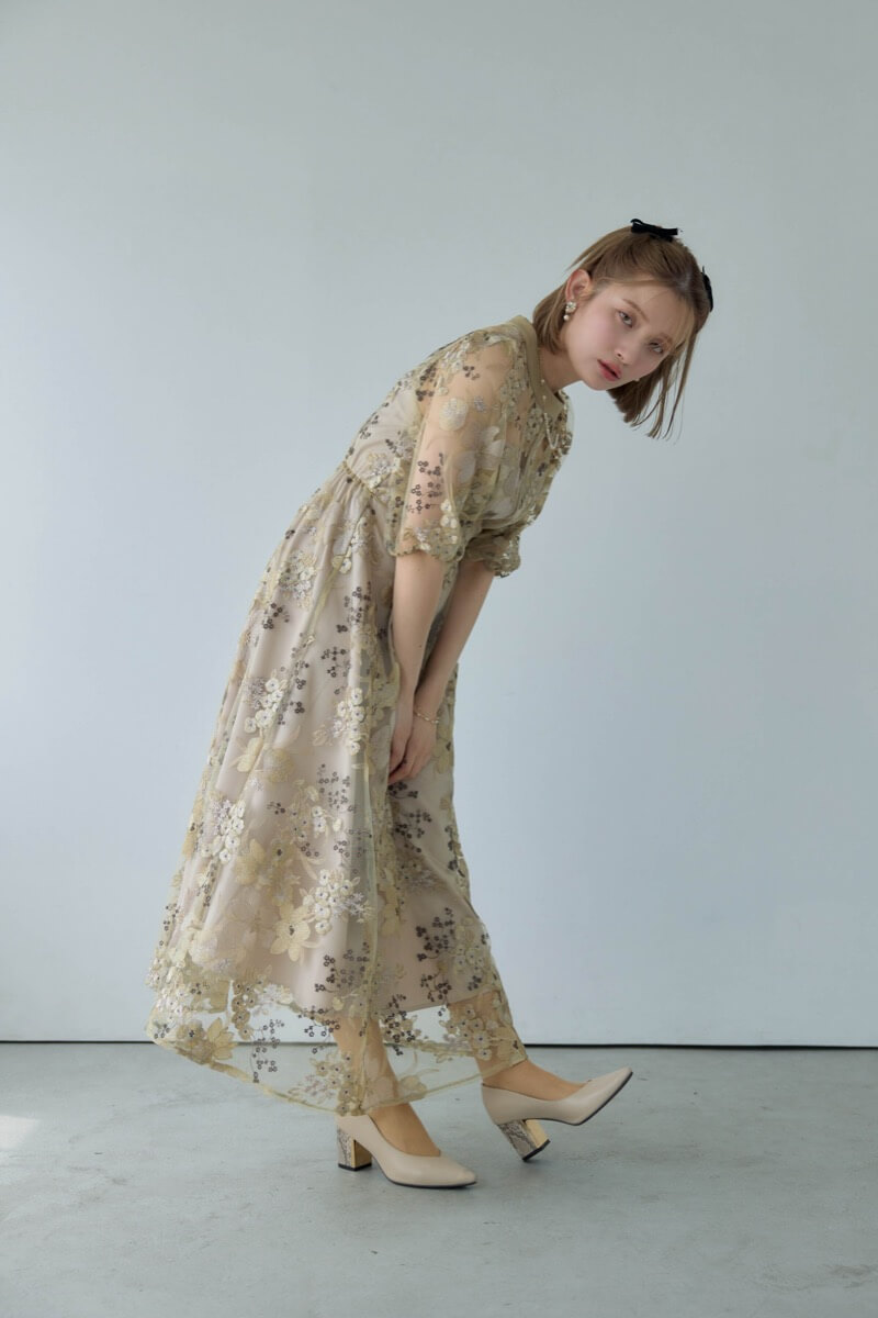 イエローのフラワーエンブロイダリードレスの商品画像11