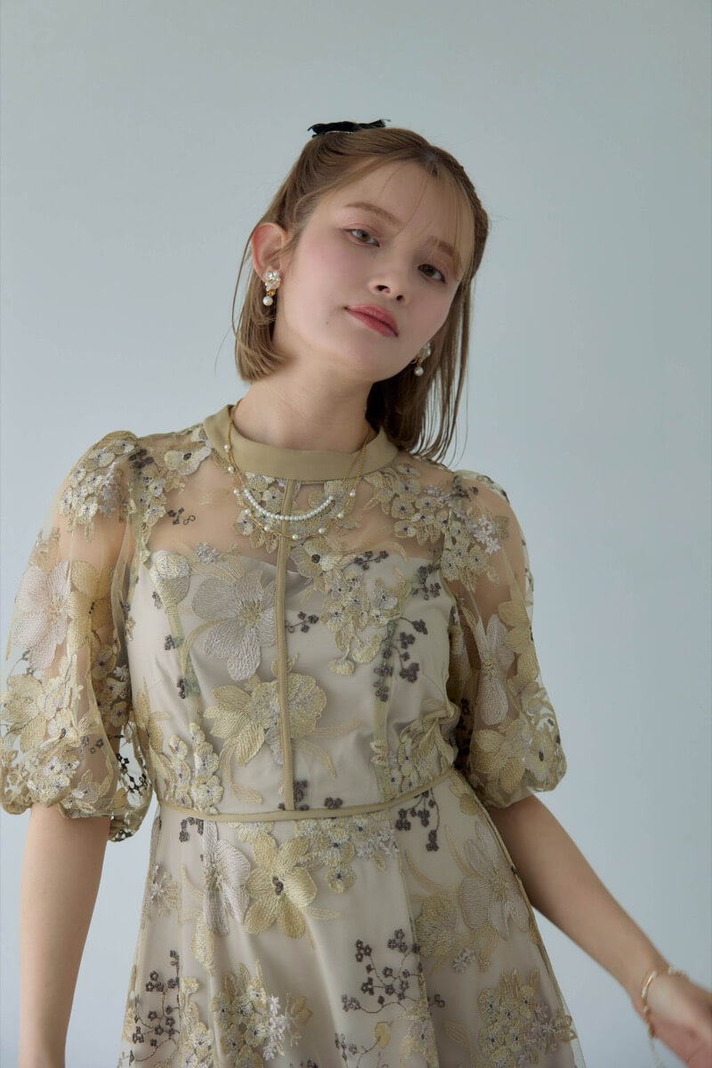 イエローのフラワーエンブロイダリードレスの商品画像13