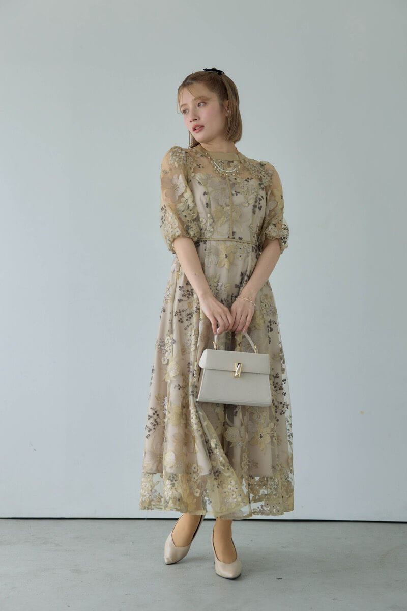 イエローのフラワーエンブロイダリードレス