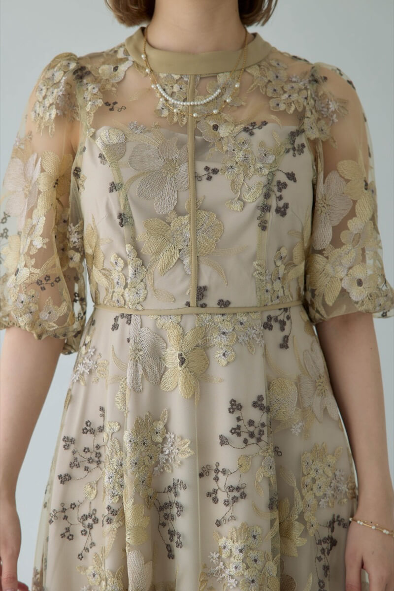 イエローのフラワーエンブロイダリードレスの商品画像5