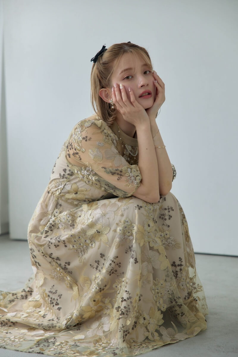 イエローのフラワーエンブロイダリードレスの商品画像9