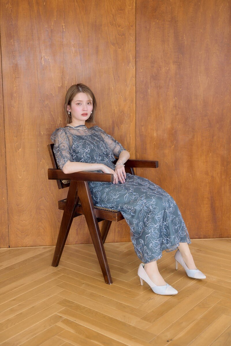 チャコールグレーのエンブロイダリーレイヤードドレスの商品画像10