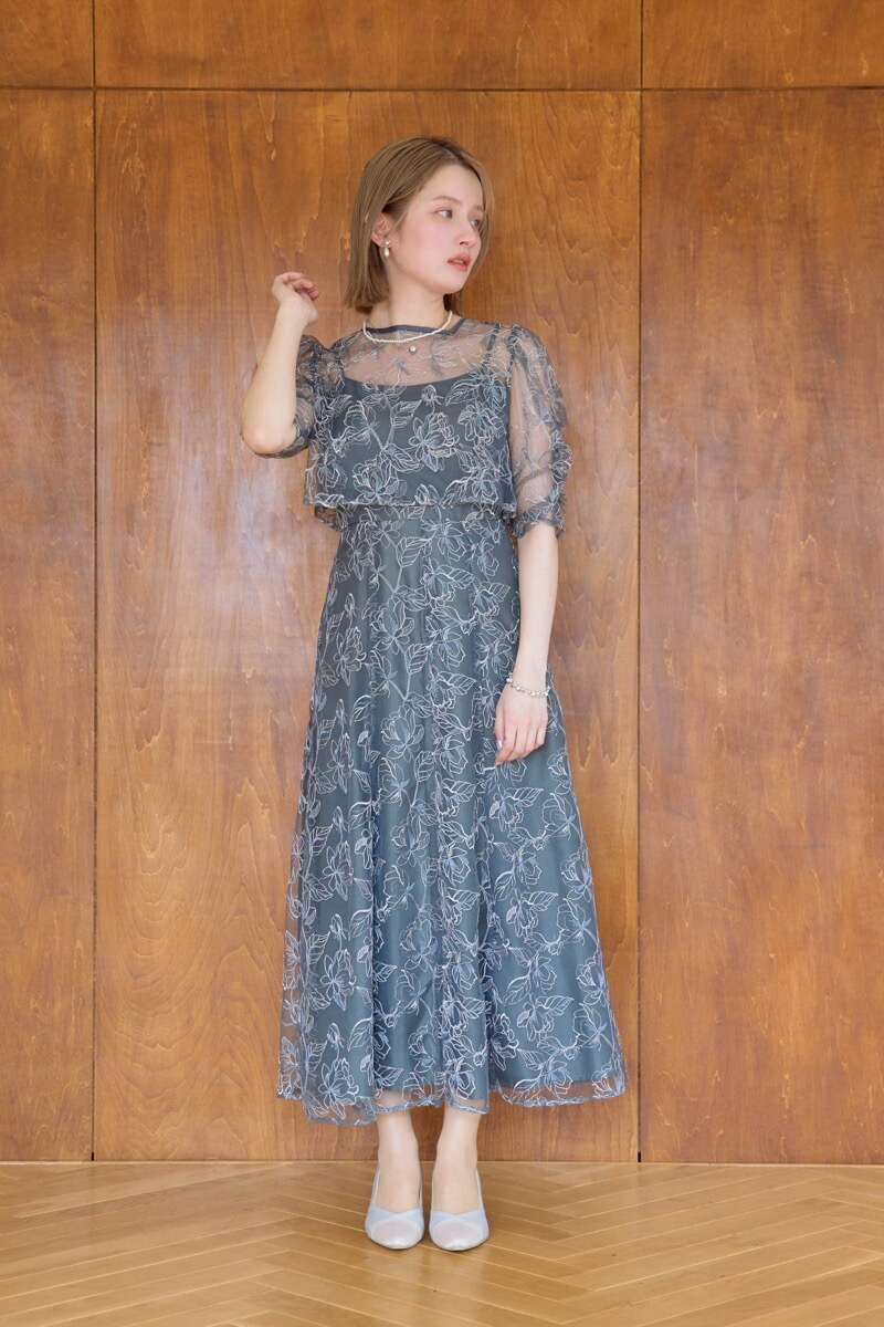 チャコールグレーのエンブロイダリーレイヤードドレス