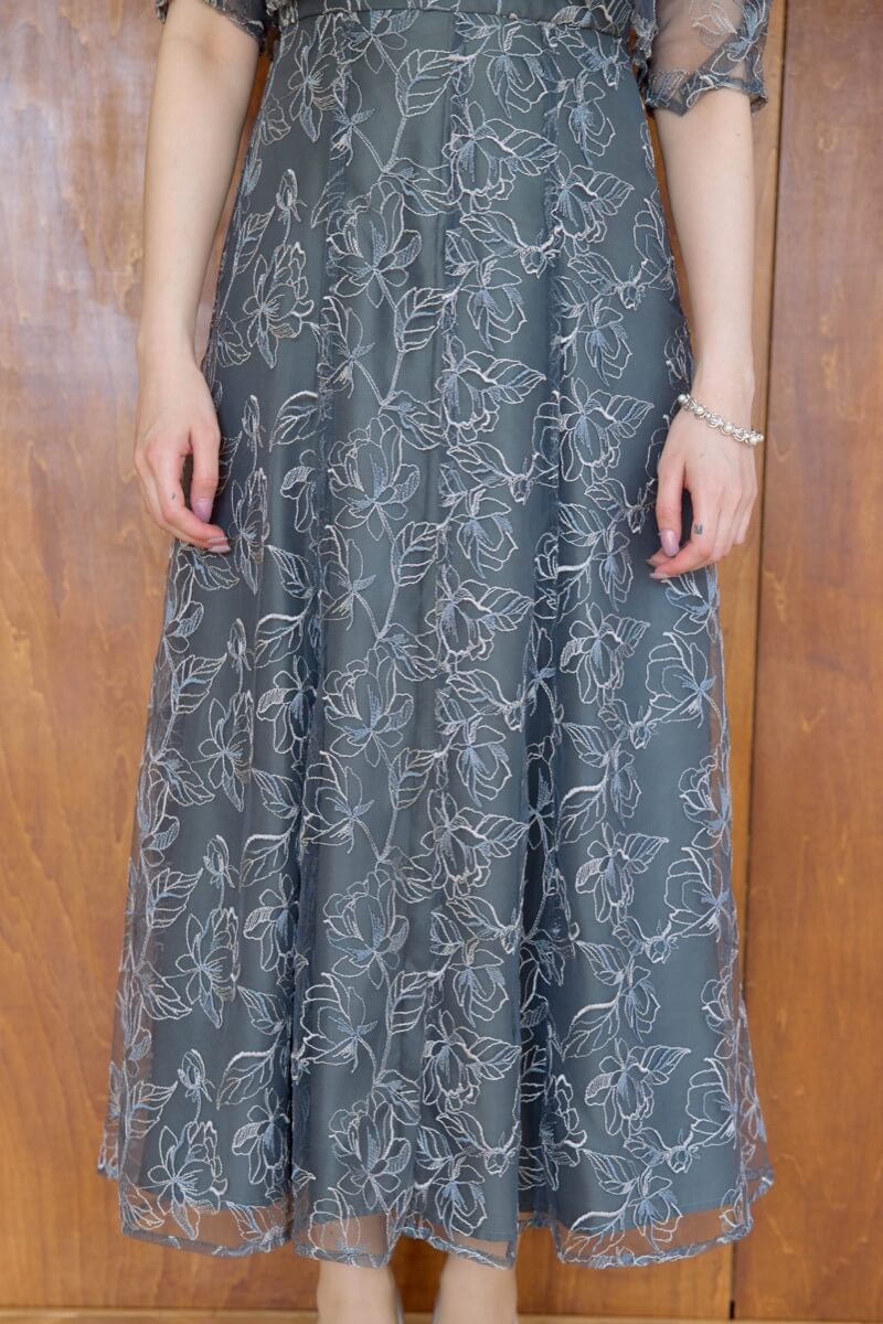チャコールグレーのエンブロイダリーレイヤードドレスの商品画像6