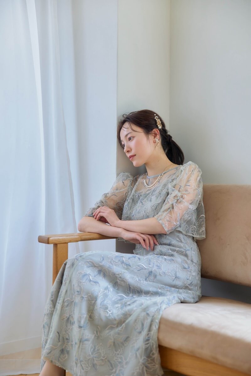 グレイッシュグリーンのエンブロイダリーレイヤードドレスの商品画像1