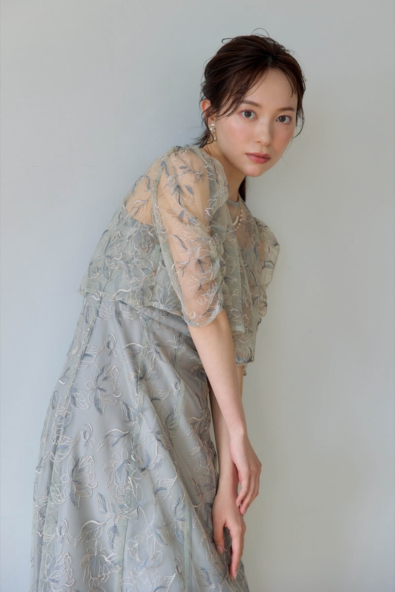 グレイッシュグリーンのエンブロイダリーレイヤードドレス