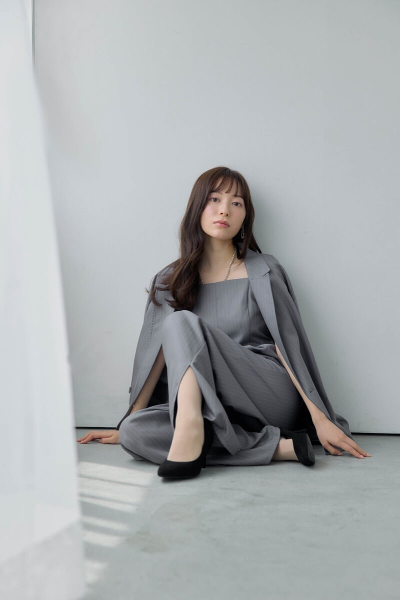 グレーのジャケット付きオールインワンの商品画像1