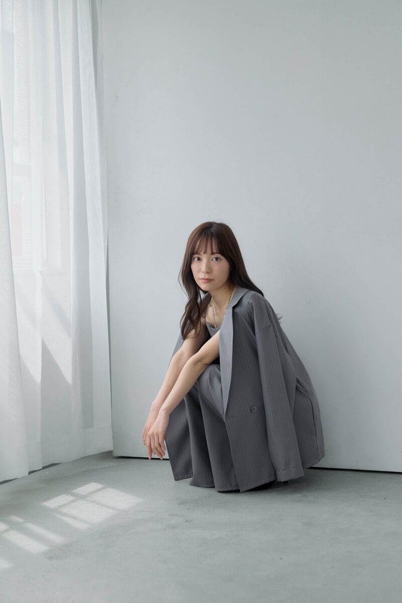 グレーのジャケット付きオールインワンの商品画像11