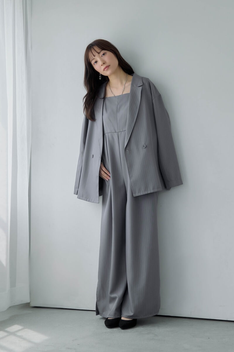 グレーのジャケット付きオールインワン