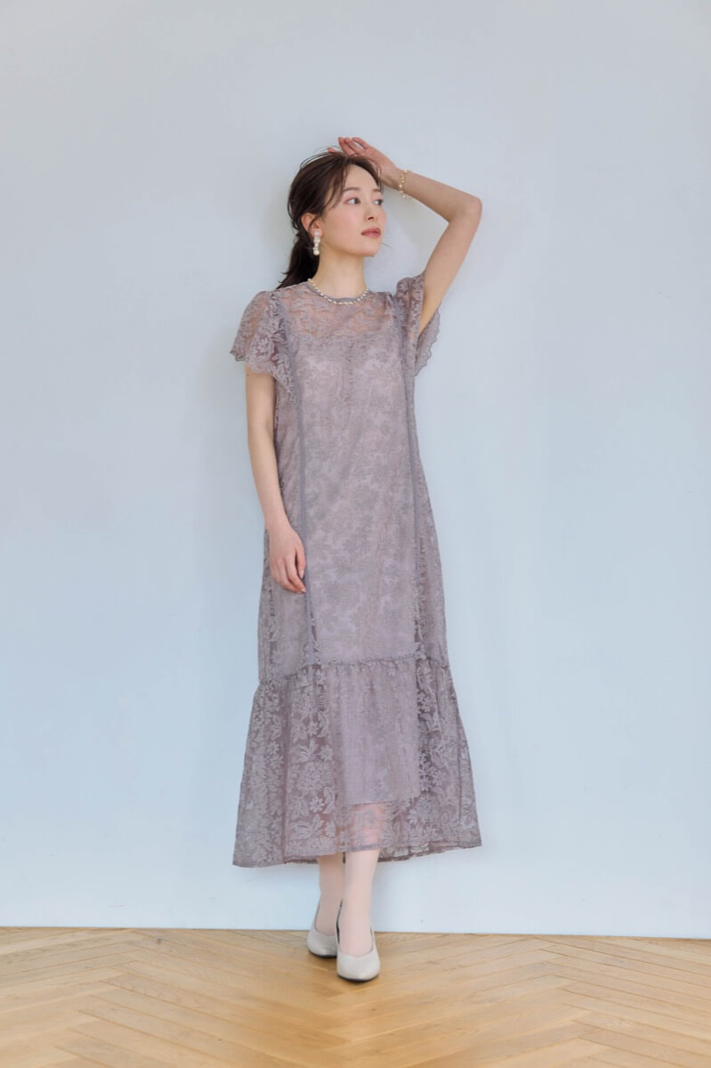 グレージュのフラワーレースドレス
