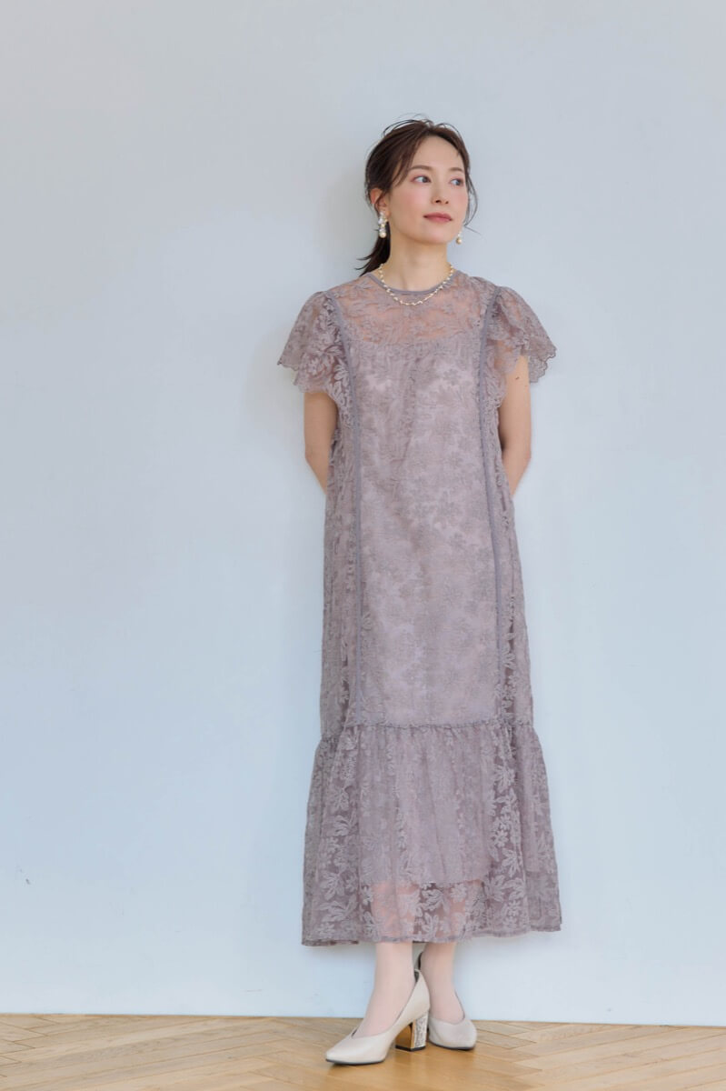 グレージュのフラワーレースドレスの商品画像10