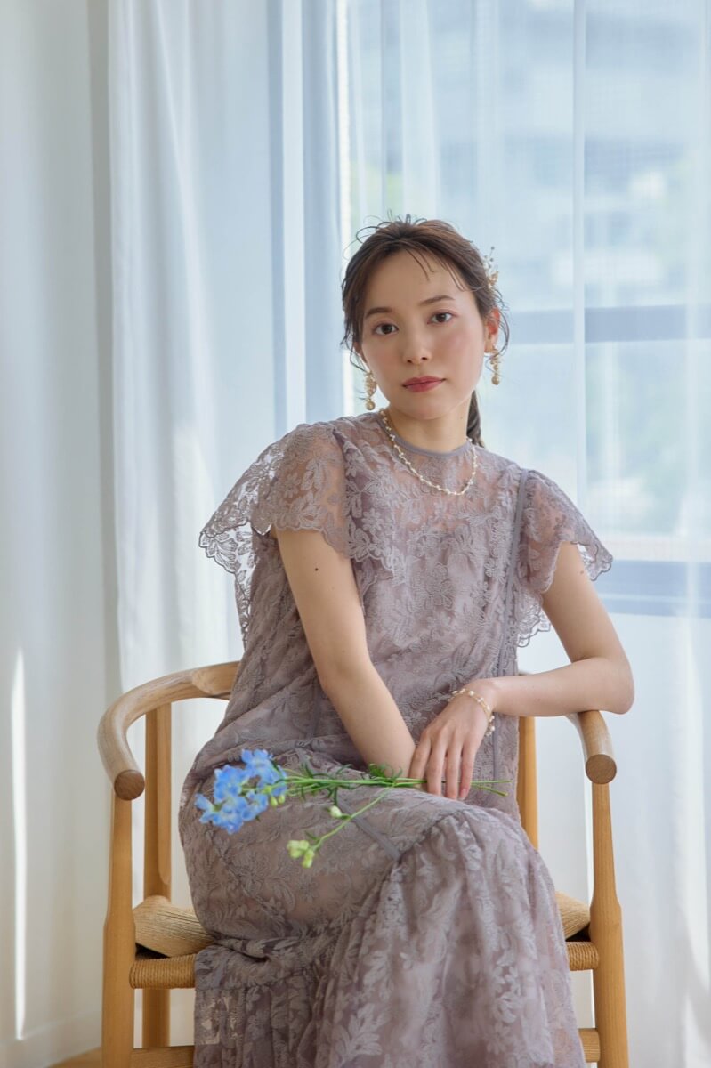 グレージュのフラワーレースドレスの商品画像12