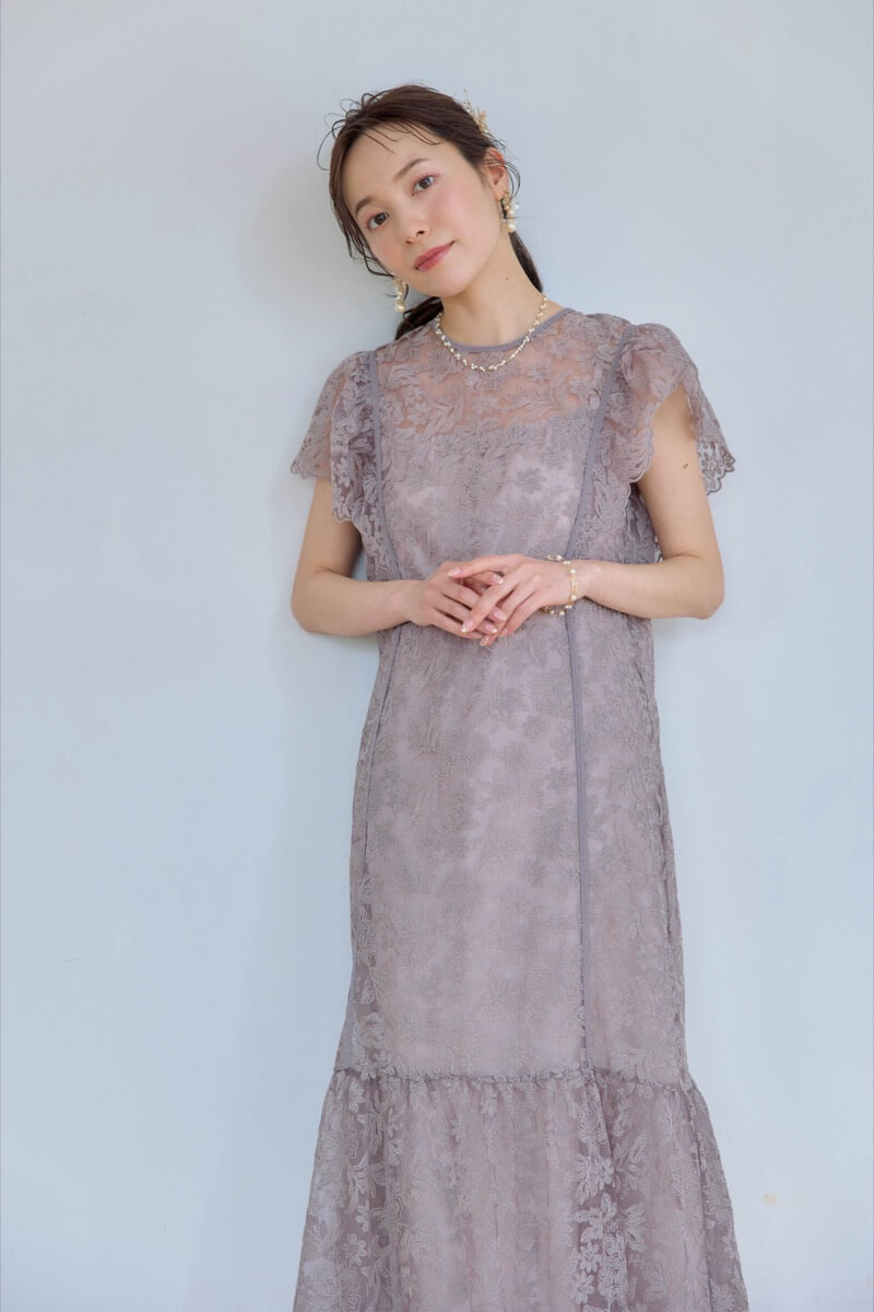 グレージュのフラワーレースドレスの商品画像13