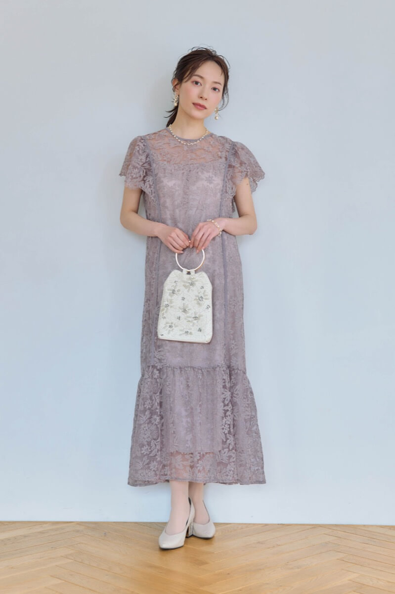 グレージュのフラワーレースドレスの商品画像2