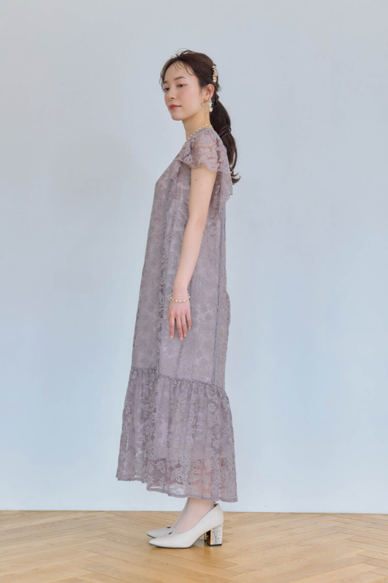 グレージュのフラワーレースドレスの商品画像3