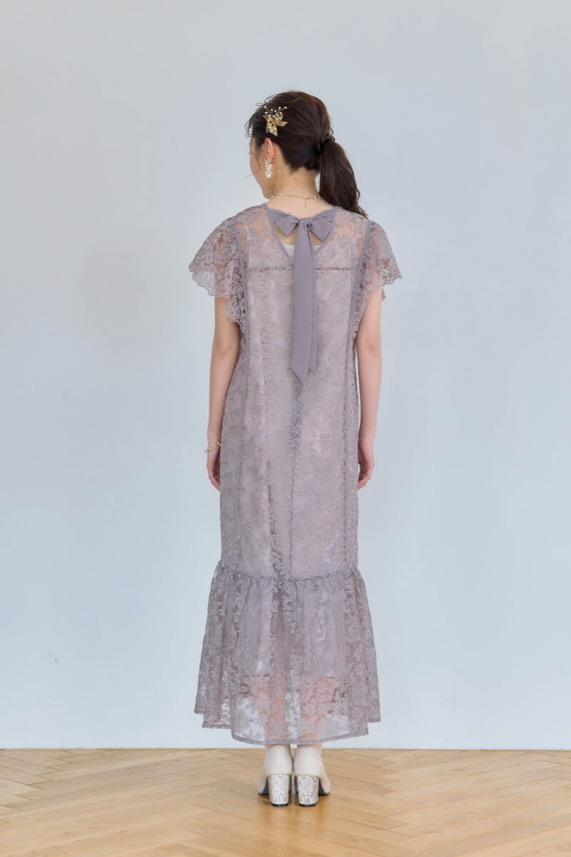 グレージュのフラワーレースドレスの商品画像4