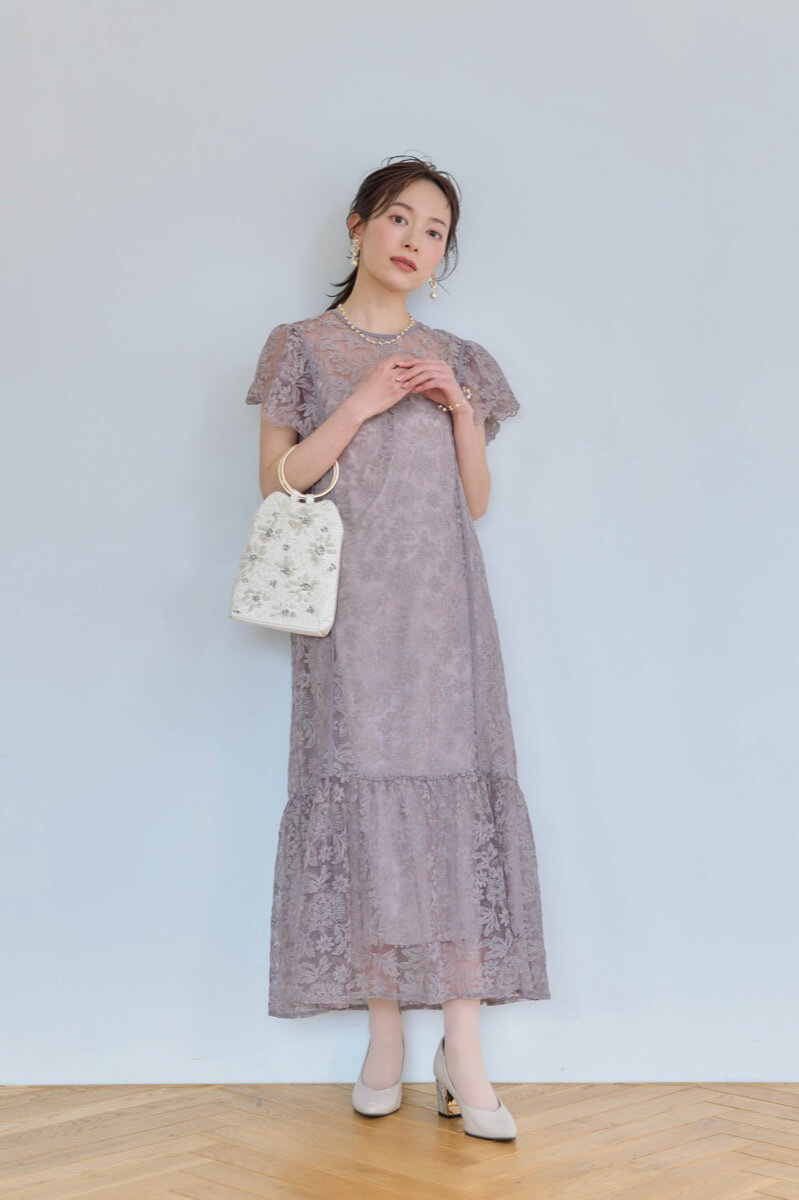 グレージュのフラワーレースドレスの商品画像8