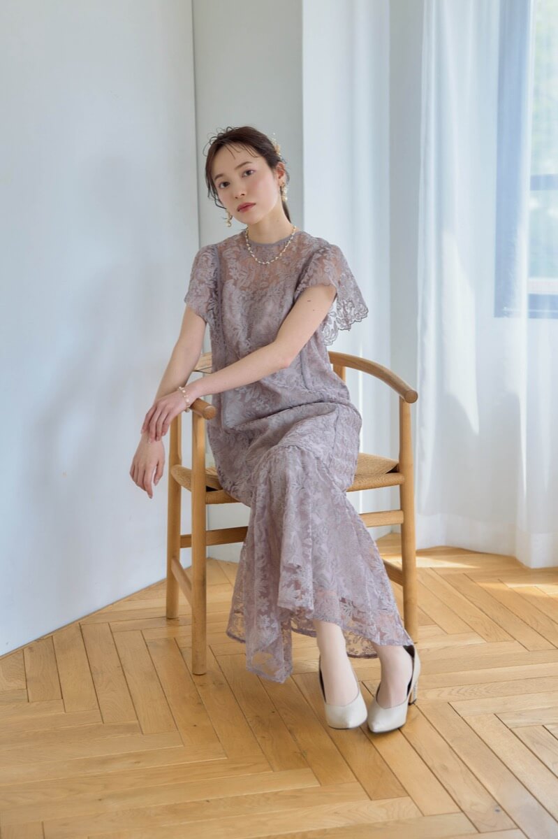 グレージュのフラワーレースドレスの商品画像9