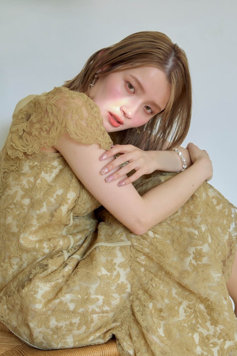 イエローのフラワーレースドレスの商品画像1 イエローのフラワーレースドレスの商品画像1