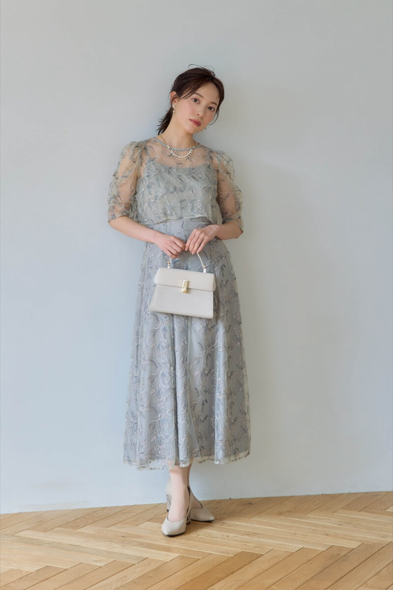 グレイッシュグリーンのエンブロイダリーレイヤードドレス