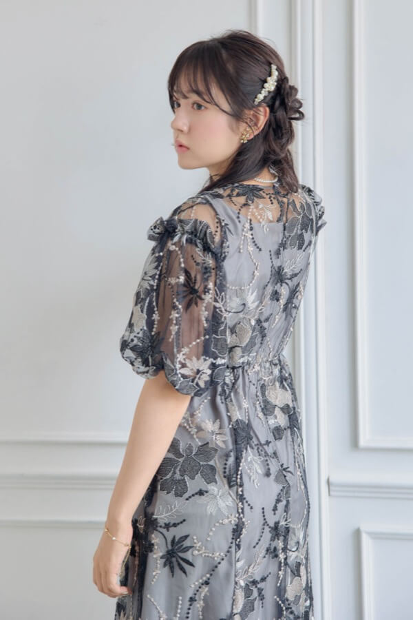 ブラックのパフスリーブエンブロイダリードレス | metoi | LL | A-2995