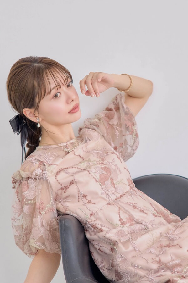 ピンクベージュのパフスリーブエンブロイダリードレス | metoi | L | A-2999