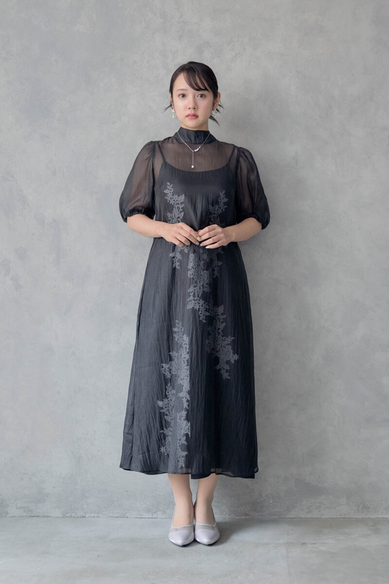 ブラックのバックリボンシアーオーガンジードレス