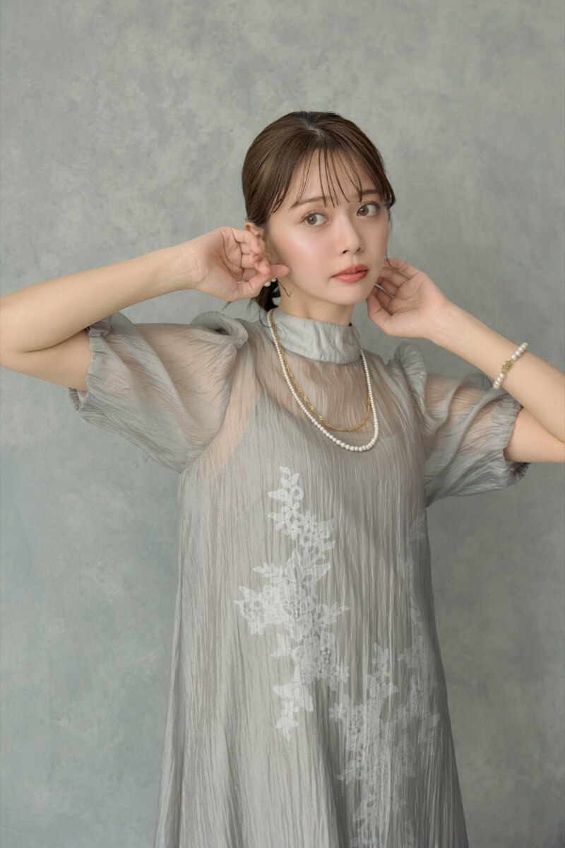 グレイッシュベージュのバックリボンシアーオーガンジードレスの商品画像12 グレイッシュベージュのバックリボンシアーオーガンジードレスの商品画像12