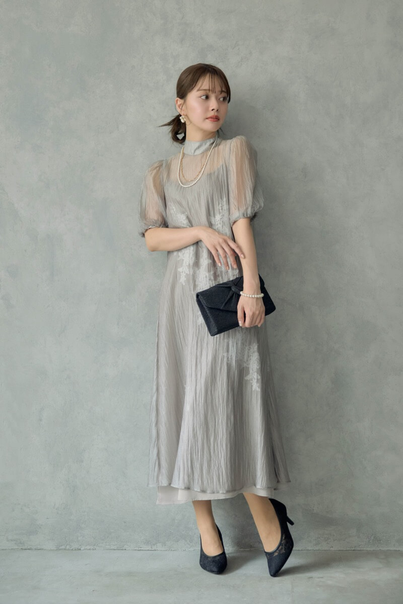 グレイッシュベージュのバックリボンシアーオーガンジードレスの商品画像2 グレイッシュベージュのバックリボンシアーオーガンジードレスの商品画像2