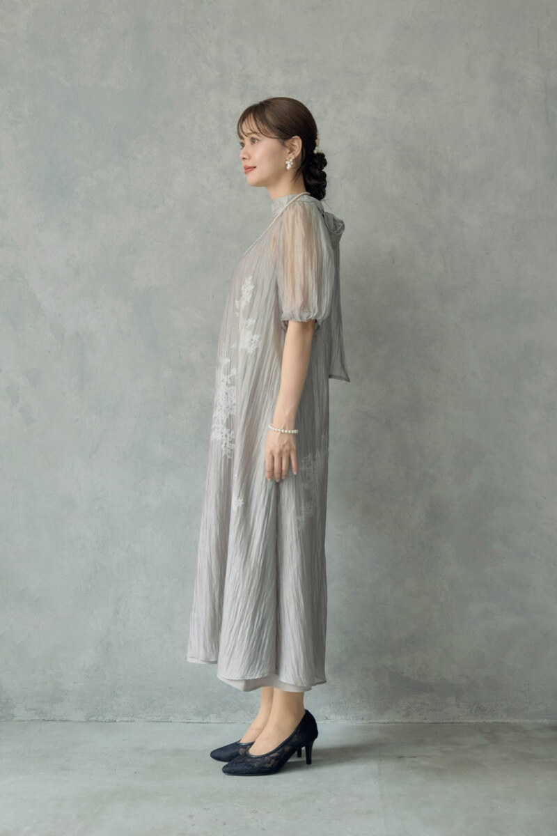 グレイッシュベージュのバックリボンシアーオーガンジードレスの商品画像3 グレイッシュベージュのバックリボンシアーオーガンジードレスの商品画像3