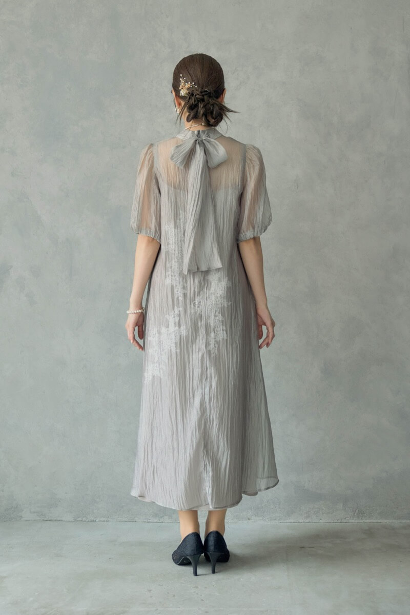 グレイッシュベージュのバックリボンシアーオーガンジードレスの商品画像4 グレイッシュベージュのバックリボンシアーオーガンジードレスの商品画像4