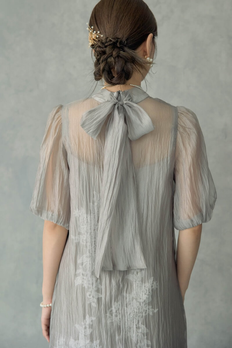 グレイッシュベージュのバックリボンシアーオーガンジードレスの商品画像6 グレイッシュベージュのバックリボンシアーオーガンジードレスの商品画像6