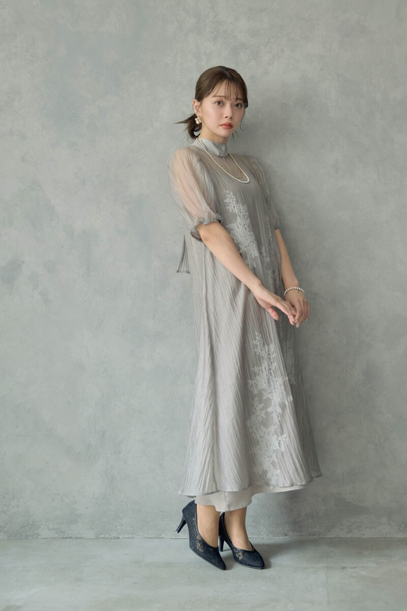 グレイッシュベージュのバックリボンシアーオーガンジードレスの商品画像8 グレイッシュベージュのバックリボンシアーオーガンジードレスの商品画像8