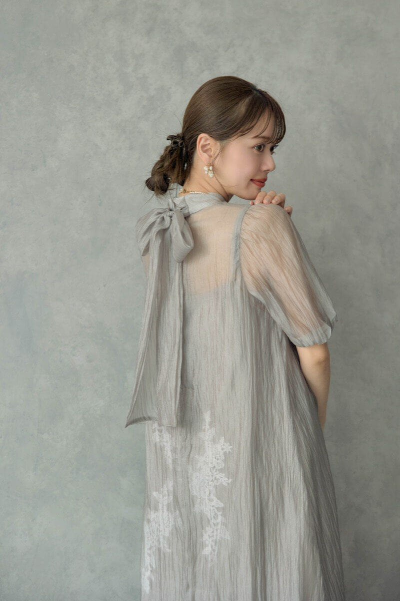 グレイッシュベージュのバックリボンシアーオーガンジードレスの商品画像9 グレイッシュベージュのバックリボンシアーオーガンジードレスの商品画像9