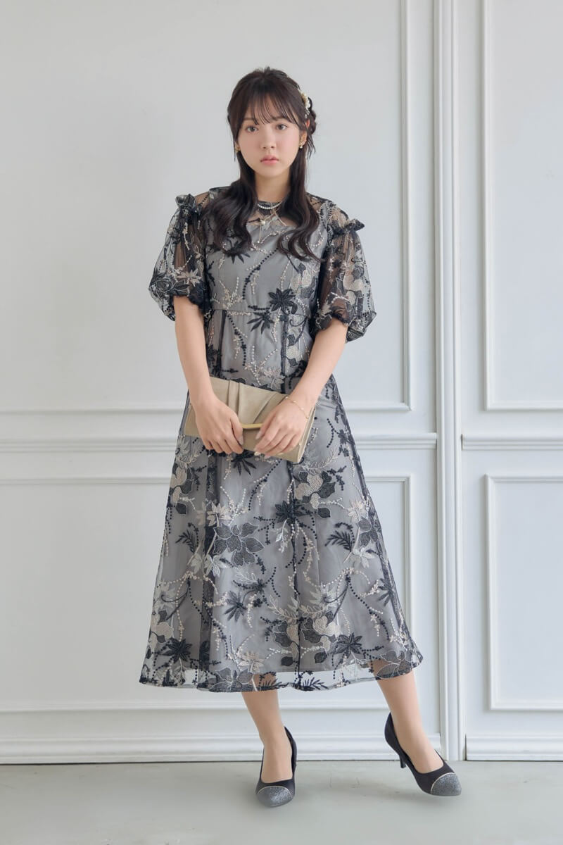 ブラックのパフスリーブエンブロイダリードレス