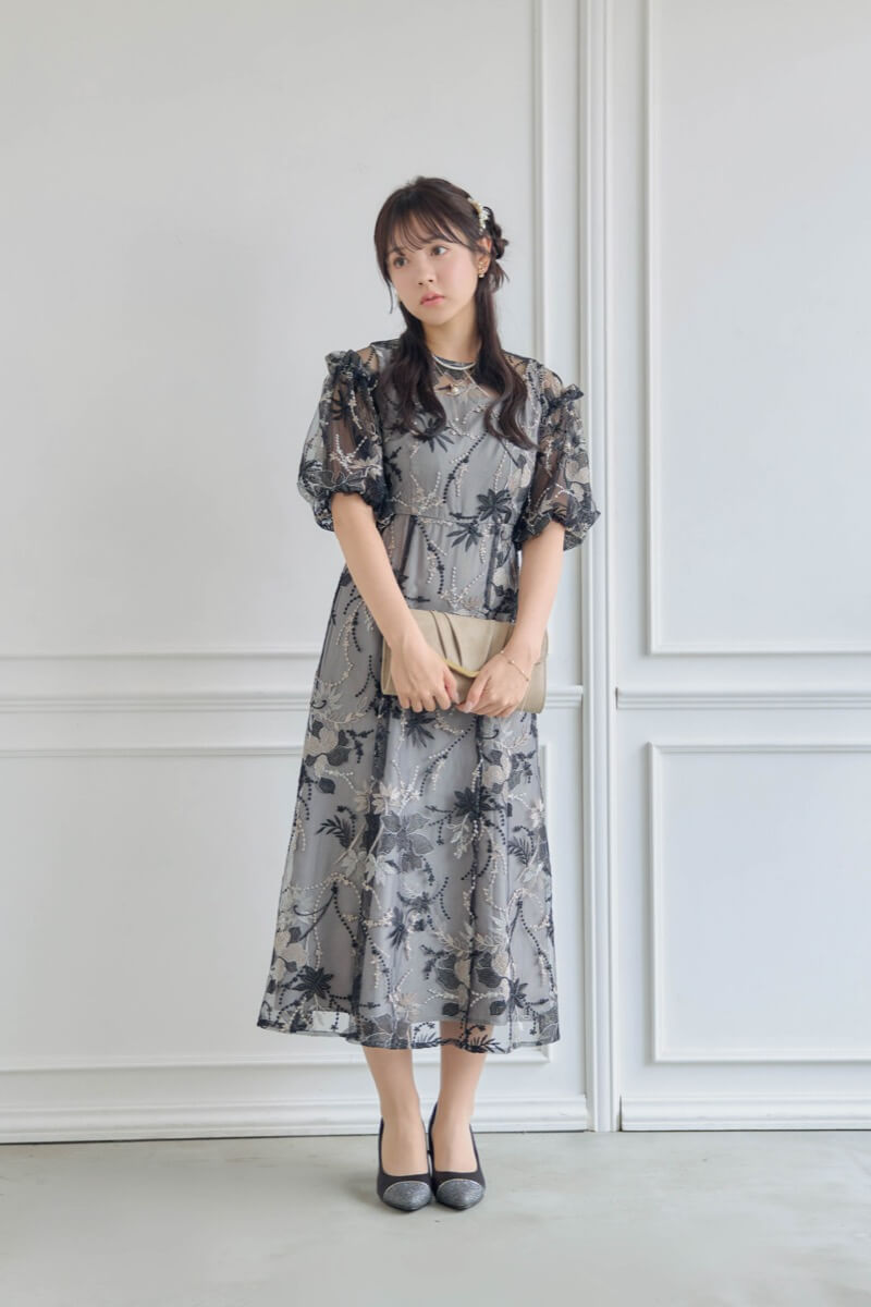 ブラックのパフスリーブエンブロイダリードレスの商品画像2
