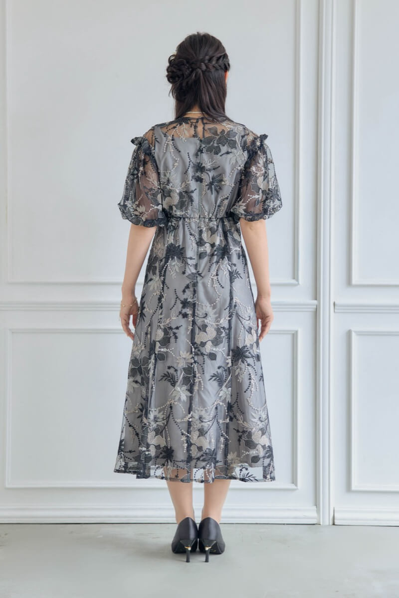 ブラックのパフスリーブエンブロイダリードレスの商品画像4