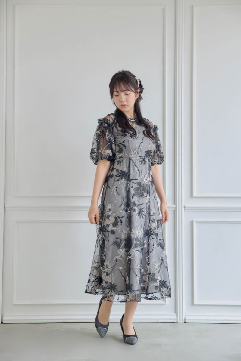 ブラックのパフスリーブエンブロイダリードレスの商品画像8