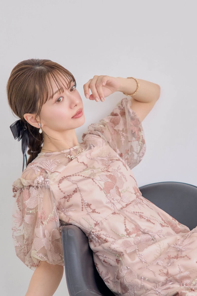 ピンクベージュのパフスリーブエンブロイダリードレスの商品画像1 ピンクベージュのパフスリーブエンブロイダリードレスの商品画像1