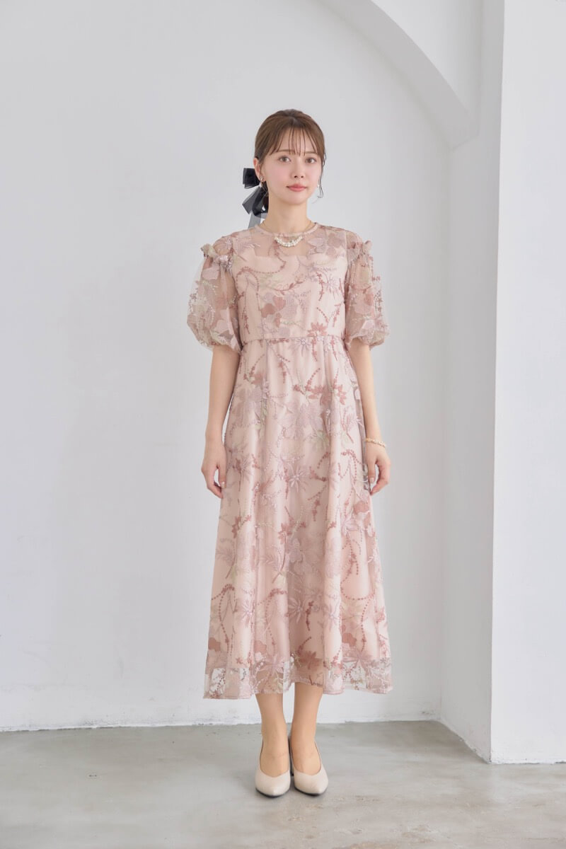 ピンクベージュのパフスリーブエンブロイダリードレス