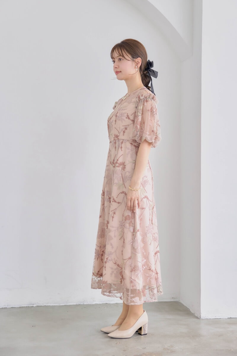 ピンクベージュのパフスリーブエンブロイダリードレスの商品画像3 ピンクベージュのパフスリーブエンブロイダリードレスの商品画像3