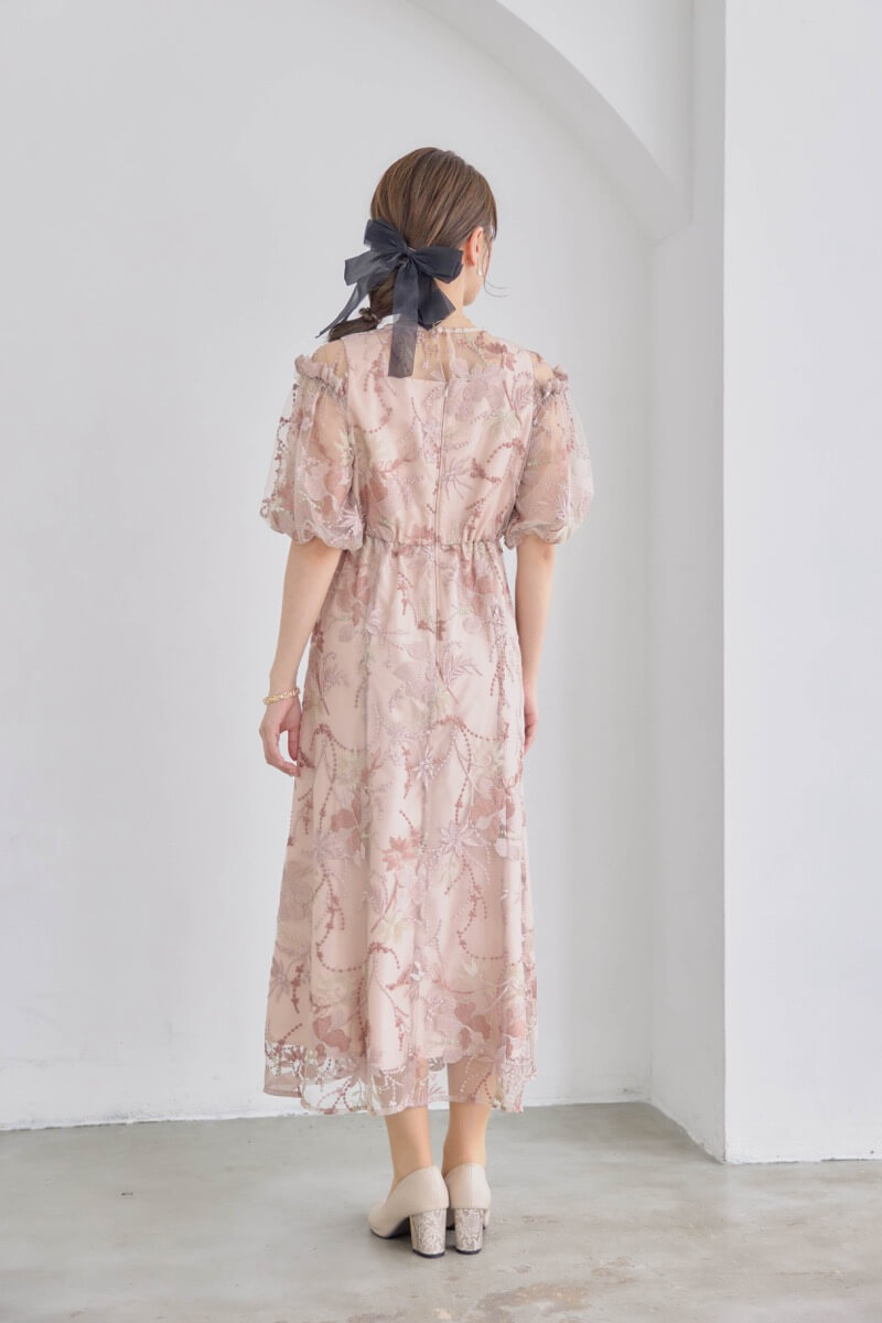 ピンクベージュのパフスリーブエンブロイダリードレスの商品画像4 ピンクベージュのパフスリーブエンブロイダリードレスの商品画像4