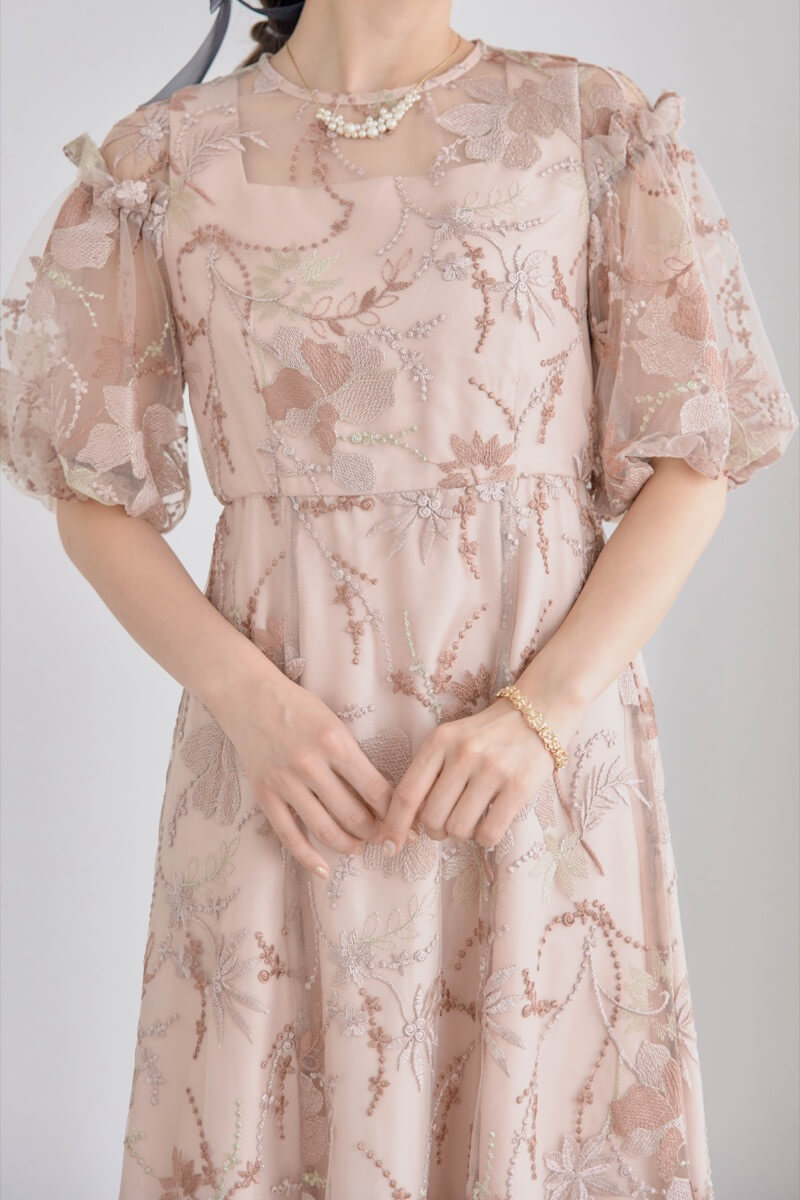 ピンクベージュのパフスリーブエンブロイダリードレスの商品画像5 ピンクベージュのパフスリーブエンブロイダリードレスの商品画像5