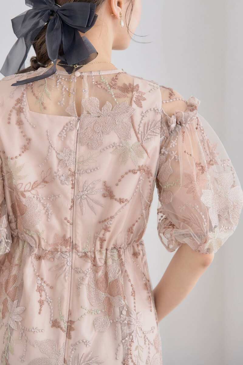 ピンクベージュのパフスリーブエンブロイダリードレスの商品画像6 ピンクベージュのパフスリーブエンブロイダリードレスの商品画像6