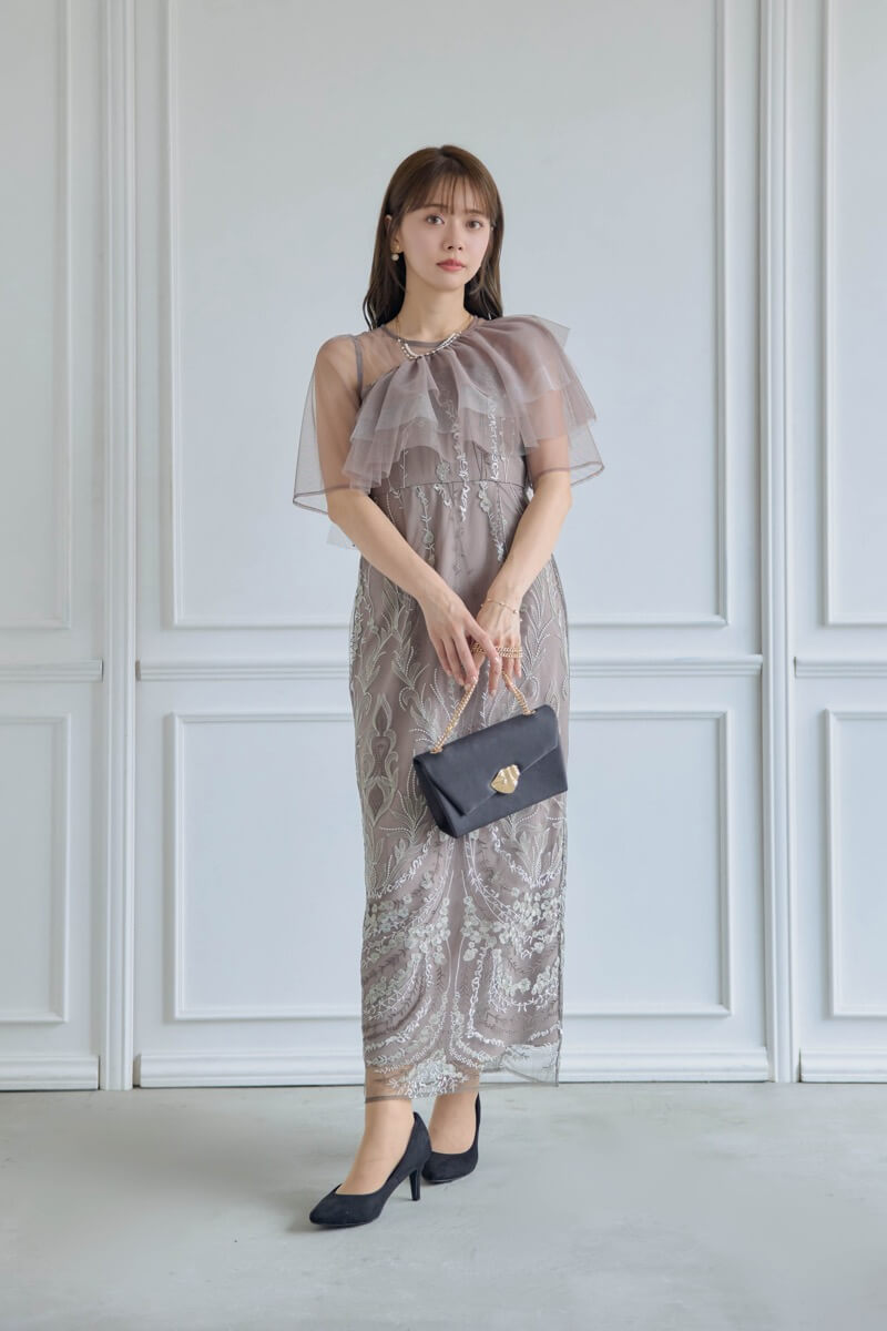 ブラウンのマルチケープ付きIラインドレス