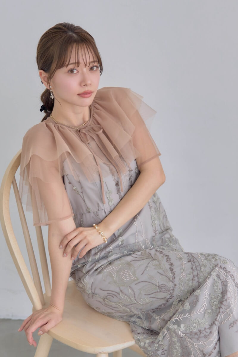 ベージュのマルチケープ付きIラインドレスの商品画像1 ベージュのマルチケープ付きIラインドレスの商品画像1